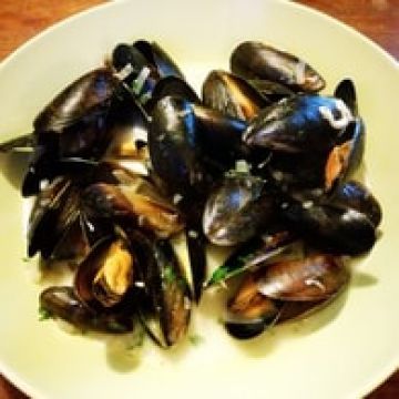 Moules au Roquefort, vin blanc et échalotes
