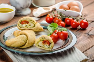 Calzone roulée aux tomates cerises, mozzarella et pesto Calzone roulée aux tomates cerises, mozzarella et pesto