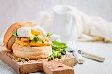 Burger à l’œuf poché, poulet et légumes de printemps Burger à l’œuf poché, poulet et légumes de printemps