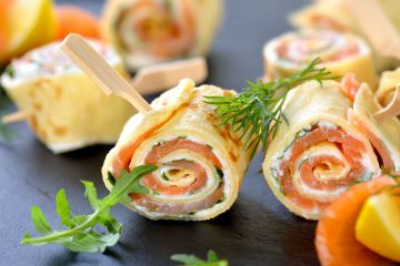Pics apéritifs de roulés de crêpes au saumon