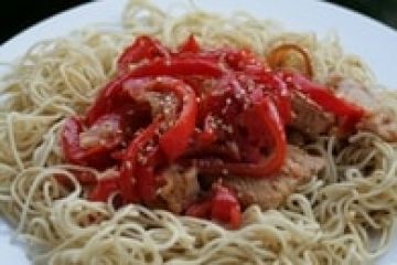 Poulet sauté au miel, poivrons et sésame Poulet sauté au miel, poivrons et sésame