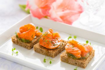 Toasts au saumon mariné