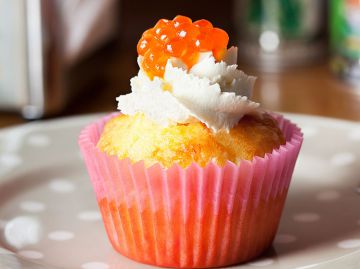 Cupcake au saumon fumé, fromage frais et oeufs de saumon Cupcake au saumon fumé, fromage frais et oeufs de saumon
