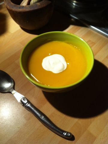 Soupe veloutée de potimarron et pommes de terre Soupe veloutée de potimarron et pommes de terre