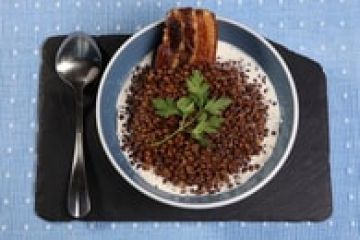 Lentilles sur crème d’ail, tranches de lard grillé Lentilles sur crème d’ail, tranches de lard grillé