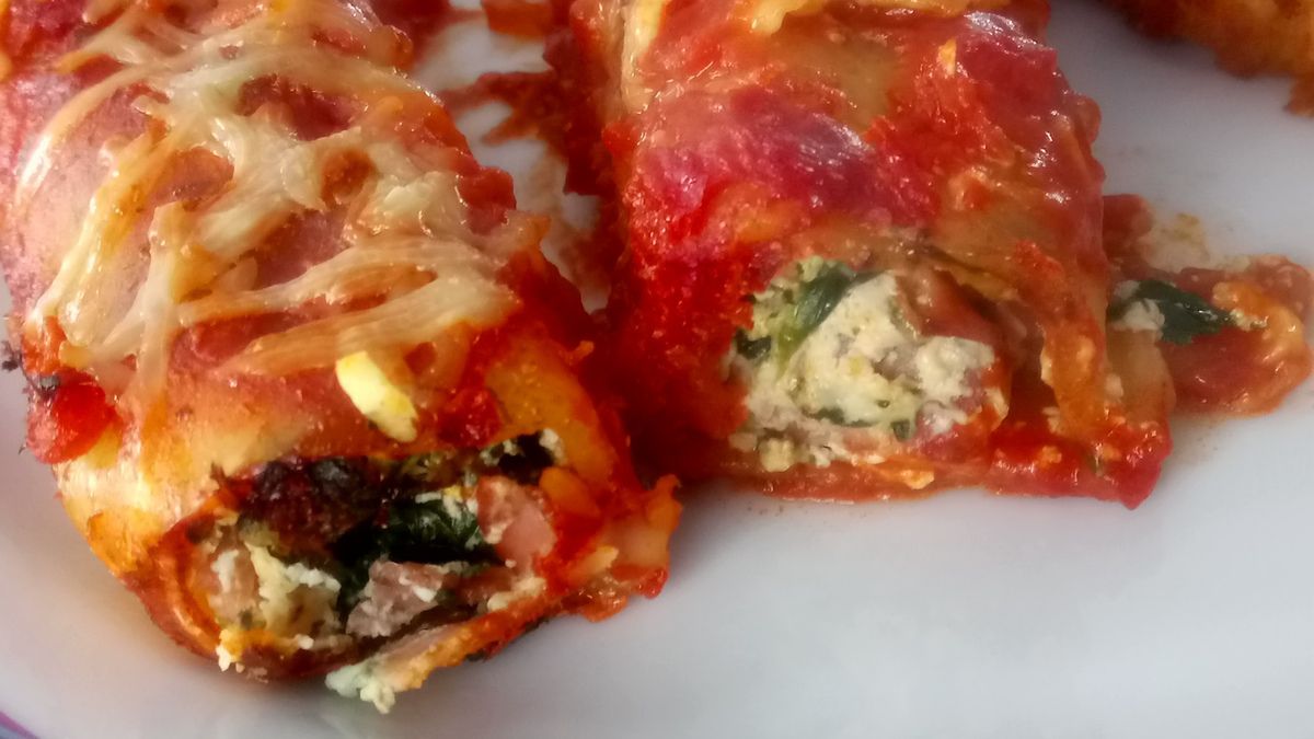 Cannelloni ricotta courgettes champignons à la sauce tomate Cannelloni ricotta courgettes champignons à la sauce tomate