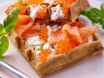 Gaufre au pesto, saumon fumé et chantilly citronnée Gaufre au pesto, saumon fumé et chantilly citronnée