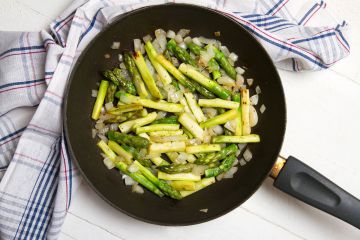 Poêlée d’asperges et noisettes au vinaigre Poêlée d’asperges et noisettes au vinaigre