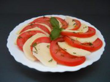 Salade tomates mozzarella et basilic Salade tomates mozzarella et basilic