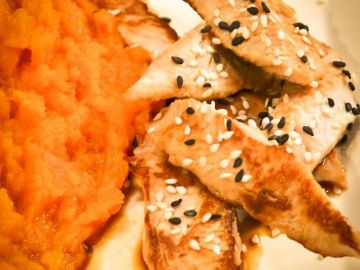Aiguillettes de poulet à la sauce soja, purée de carottes au curcuma Aiguillettes de poulet à la sauce soja, purée de carottes au curcuma