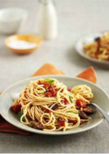 Spaghettis aux tomates, aux olives et aux câpres Spaghettis aux tomates, aux olives et aux câpres