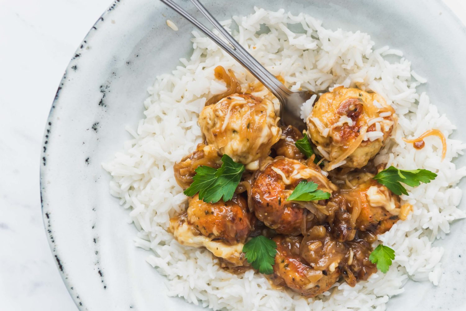 Boulettes de poulet avec une sauce à l’oignon Boulettes de poulet avec une sauce à l’oignon