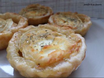 Tartelettes au fromage de chèvre, miel et romarin