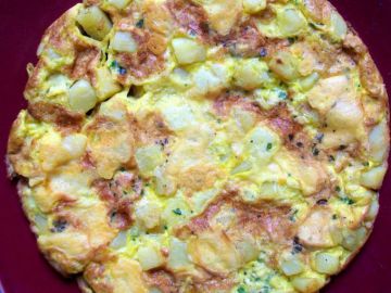 Frittata aux pommes de terre, galbanino et persil. Frittata aux pommes de terre, galbanino et persil.