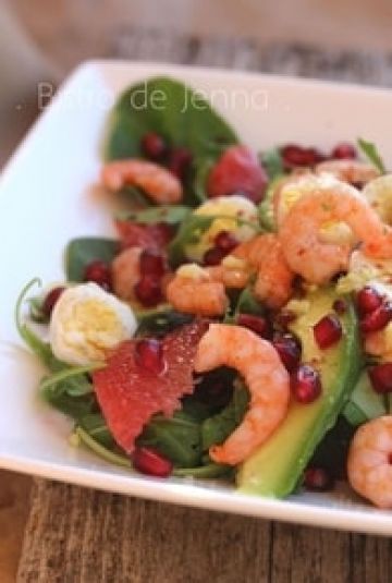 Salade d'avocats, pamplemousse rose, grenade et crevettes Salade d'avocats, pamplemousse rose, grenade et crevettes