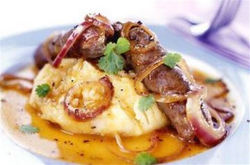 Saucisses de Toulouse aux oignons et purée de pommes de terre Saucisses de Toulouse aux oignons et purée de pommes de terre