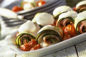 Roulés de courgettes avec mozzarelle, tomates et jambon Roulés de courgettes avec mozzarelle, tomates et jambon