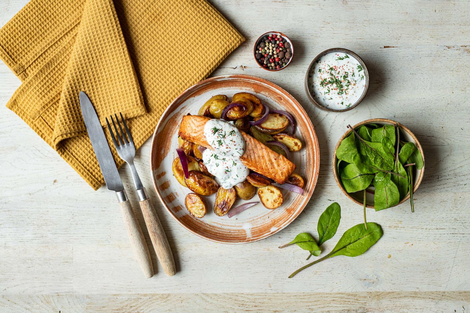 Saumon au four et pommes de terre grenaille rôties, sauce au mélange nordique Saumon au four et pommes de terre grenaille rôties, sauce au mélange nordique