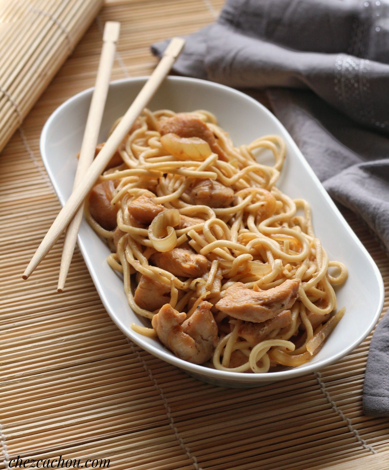 Poulet sauté aux oignons et nouilles chinoises rapide Poulet sauté aux oignons et nouilles chinoises rapide
