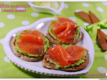 Blinis au blé noir, tartinade d'avocat et saumon fumé Blinis au blé noir, tartinade d'avocat et saumon fumé