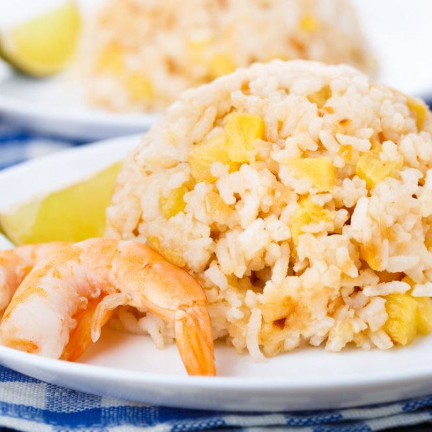 Wok riz sauté aux crevettes à l'ananas Wok riz sauté aux crevettes à l'ananas