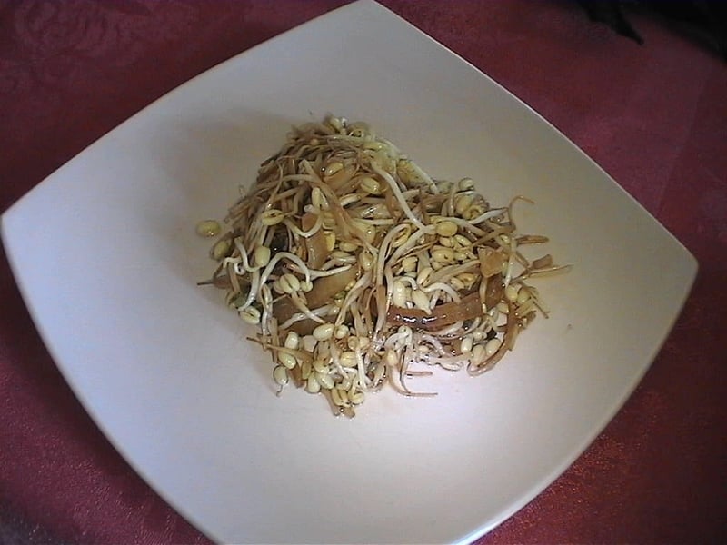 Poêlée de pousses de soja (haricots mungo)
