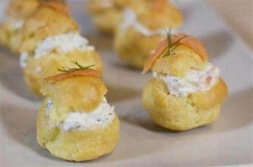 Petits choux à la crème de saumon fumé et d’aneth