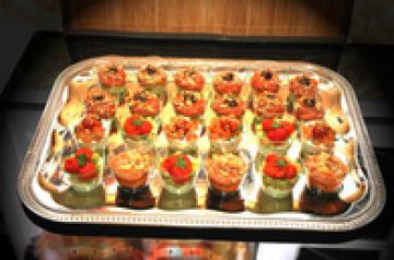 Verrines de mousse d'avocat et de tomates confites Verrines de mousse d'avocat et de tomates confites