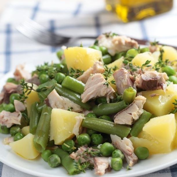 Salade de pommes de terre au thon, haricots et petits pois