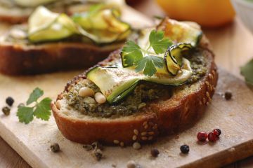 Bruschetta au pesto et à la courgette