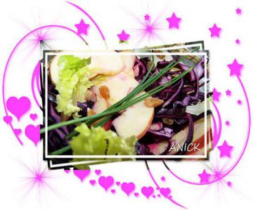 Salade de chou rouge cru , pomme verte et raisins