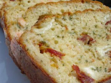 Cake au saumon, chevre et tomates séchées Cake au saumon, chevre et tomates séchées