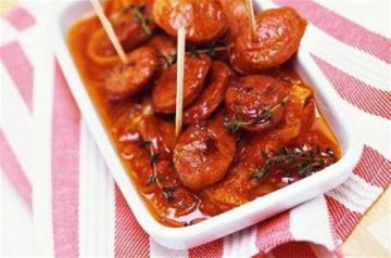 Chorizo poêlé, sauce tomates et oignons Chorizo poêlé, sauce tomates et oignons