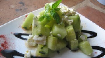 Panaché concombre-feta et sa crème de balsamique Panaché concombre-feta et sa crème de balsamique