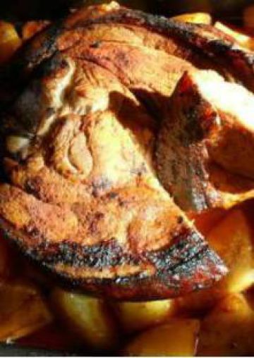Rouelle de jambon au paprika sur lit de pommes de terre Rouelle de jambon au paprika sur lit de pommes de terre