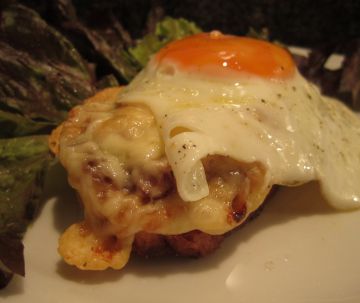 Tartine complète au jambon, fromage et oeuf au plat Tartine complète au jambon, fromage et oeuf au plat