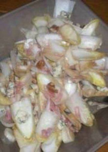 Salade d'endives, fourme d'ambert lardon et noix Salade d'endives, fourme d'ambert lardon et noix