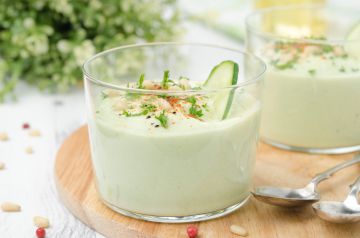 Purée d’avocat froide au yaourt et au concombre en verrines Purée d’avocat froide au yaourt et au concombre en verrines