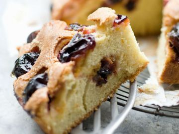 Cake aux prunes noires et reine-claudes