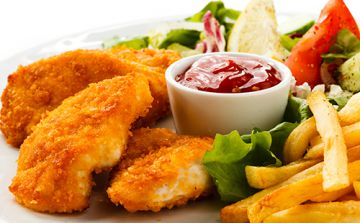 Nuggets de poulet maison, frites et salade Nuggets de poulet maison, frites et salade