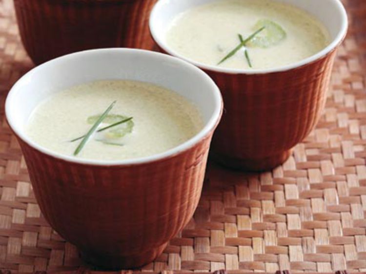 Soupe légère de céleri-branche Soupe légère de céleri-branche