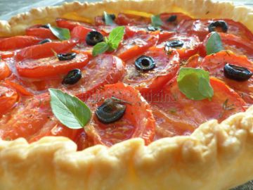 Tarte feuilletée à la tomate, comté et moutarde à l'ancienne Tarte feuilletée à la tomate, comté et moutarde à l'ancienne