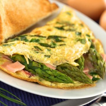 Omelette aux asperges vertes et jambon Omelette aux asperges vertes et jambon