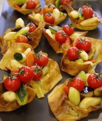 Filet d'agneau rôti sur une tarte fine aux légumes Filet d'agneau rôti sur une tarte fine aux légumes