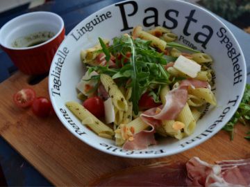 Salade de pennes au jambon cru, roquette et tomates cerises Salade de pennes au jambon cru, roquette et tomates cerises