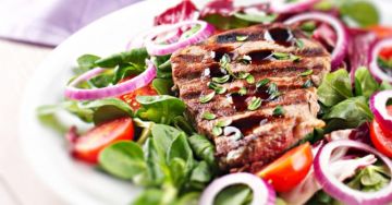 Entrecôte de boeuf grillée au barbecue et salade de crudités légère Entrecôte de boeuf grillée au barbecue et salade de crudités légère