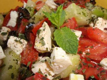 Salade grecque : féta, concombre, tomates et olives noires Salade grecque : féta, concombre, tomates et olives noires