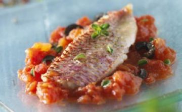 Filets de rouget aux tomates, olives noires et pommes de terre Filets de rouget aux tomates, olives noires et pommes de terre