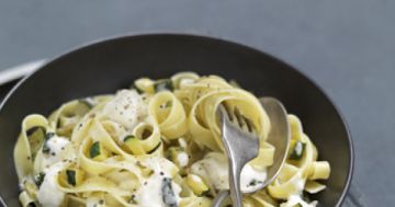 Pâtes aux courgettes et aux amandes, sauce chaude au chèvre