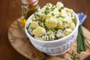 Salade au poulet, pommes de terre et cornichons Salade au poulet, pommes de terre et cornichons